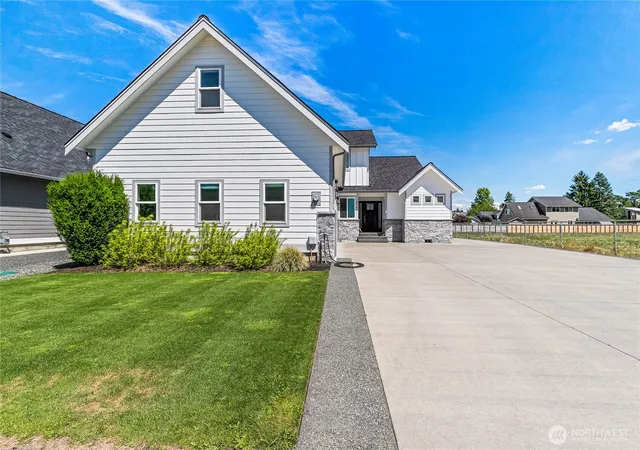 Photo 3 of Single family home for sale at 814 Rye Ct, Lynden, WA 98264 | MLS# NWM2585791 | Listing updated on 2026-09-25