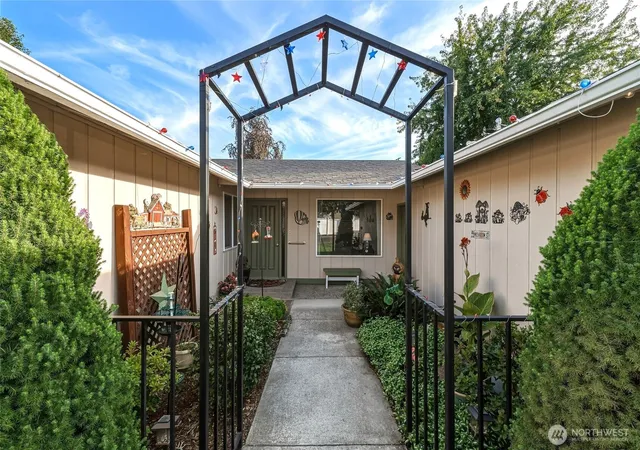 Photo 3 of Single family home for sale at 1414 Avalon St, Walla Walla, WA 99362 | MLS# NWM2585793 | Listing updated on 2026-09-29