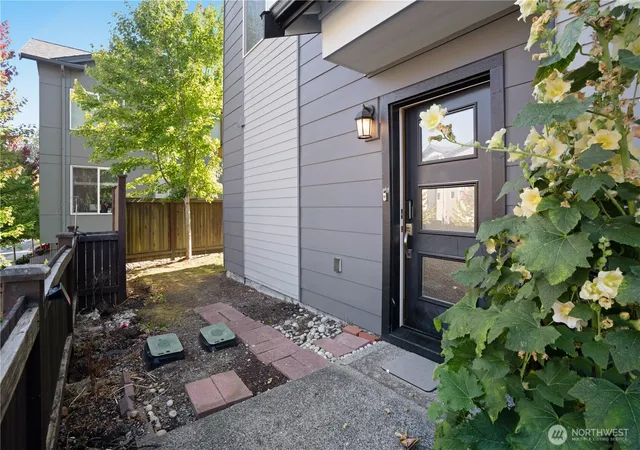 Photo 4 of Townhouse for sale at 15720 Meadow Rd #G1, Lynnwood, WA 98087 | MLS# NWM2585808 | Listing updated on 2026-10-02