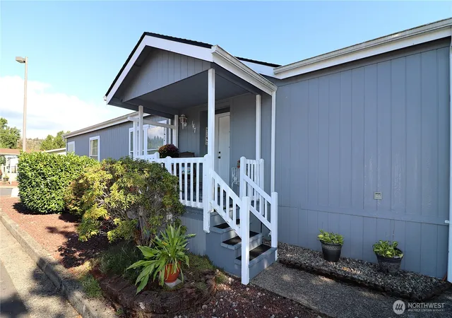 Photo 3 of Manufactured home for sale at 147 Blue Heron Dr, Longview, WA 98632 | MLS# NWM2585834 | Listing updated on 2026-09-28