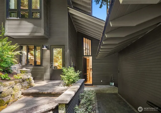 Photo 1 of Single family home for sale at 5 Lindley Rd, Mercer Island, WA 98040 | MLS# NWM2585862 | Listing updated on 2026-09-24