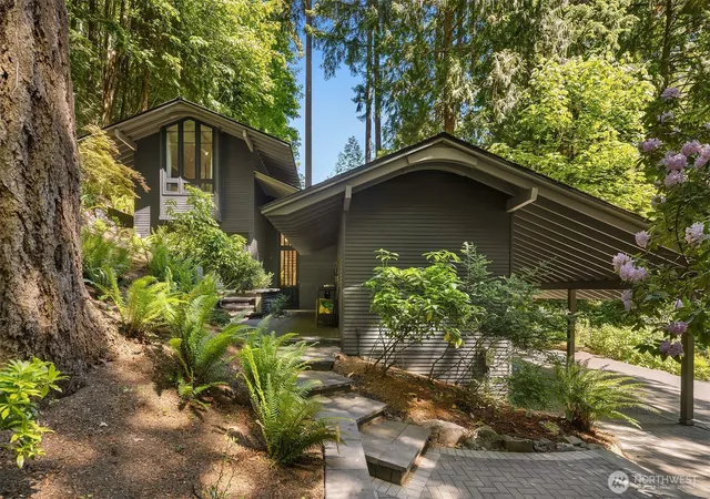 Photo 2 of Single family home for sale at 5 Lindley Rd, Mercer Island, WA 98040 | MLS# NWM2585862 | Listing updated on 2026-09-24