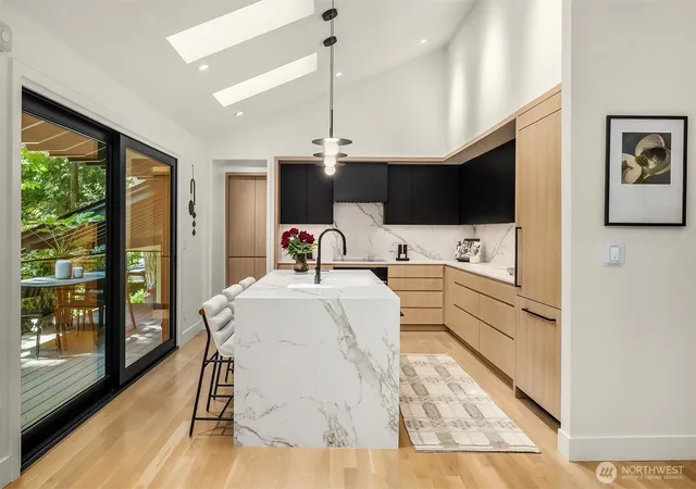 Photo 3 of Single family home for sale at 5 Lindley Rd, Mercer Island, WA 98040 | MLS# NWM2585862 | Listing updated on 2026-09-24
