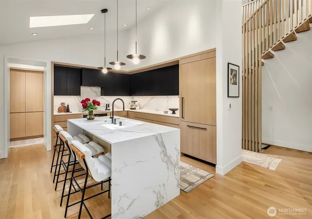 Photo 4 of Single family home for sale at 5 Lindley Rd, Mercer Island, WA 98040 | MLS# NWM2585862 | Listing updated on 2026-09-24