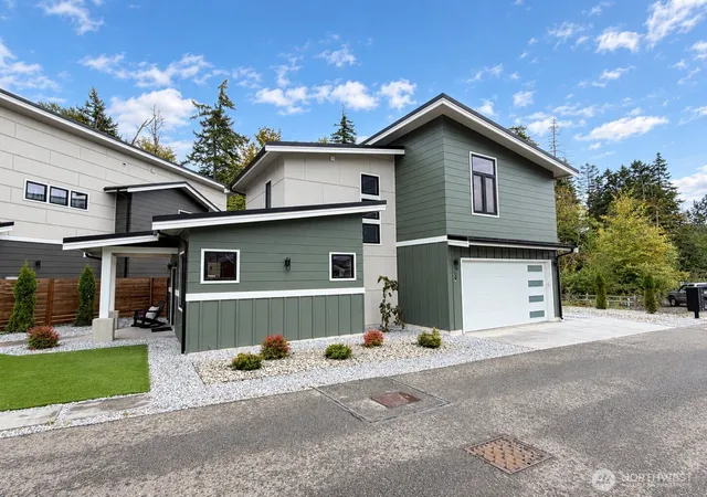 Photo 2 of Single family home for sale at 570 Creston Ct, Bellingham, WA 98226 | MLS# NWM2585868 | Listing updated on 2026-09-29