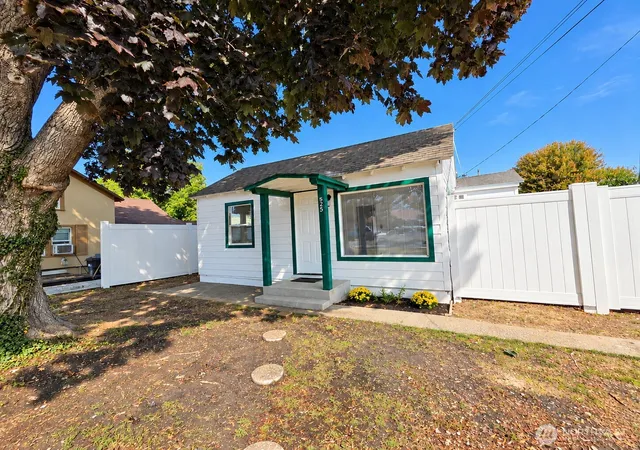 Photo 1 of Single family home for sale at 525 Ross Ave, Wenatchee, WA 98801 | MLS# NWM2585886 | Listing updated on 2026-09-23