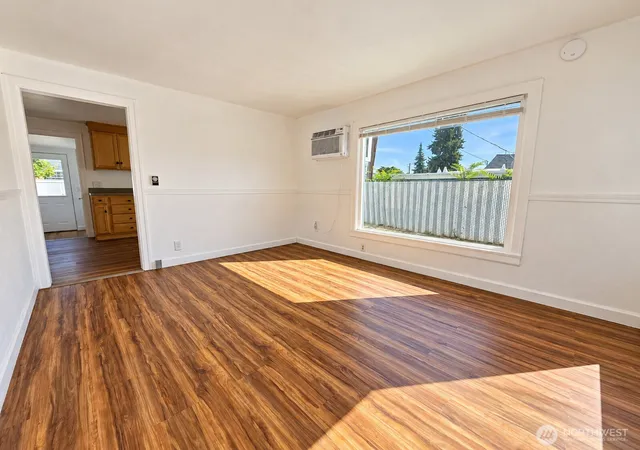 Photo 3 of Single family home for sale at 525 Ross Ave, Wenatchee, WA 98801 | MLS# NWM2585886 | Listing updated on 2026-09-23