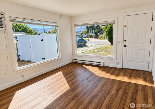 Photo 3 of Single family home for sale at 525 Ross Ave, Wenatchee, WA 98801 | MLS# NWM2585886 | Listing updated on 2026-09-23