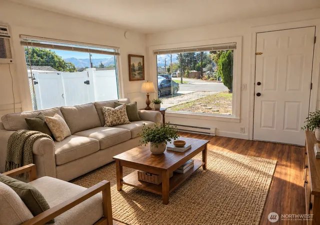 Photo 4 of Single family home for sale at 525 Ross Ave, Wenatchee, WA 98801 | MLS# NWM2585886 | Listing updated on 2026-09-23