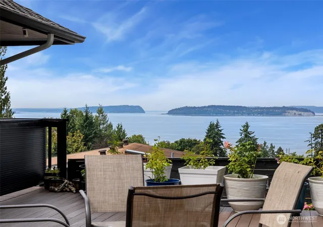 Photo 2 of Single family home for sale at 612 Park Ave, Mukilteo, WA 98275 | MLS# NWM2585919 | Listing updated on 2026-10-02