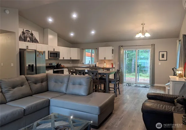 Photo 3 of Single family home for sale at 50 E Ketron Pl, Shelton, WA 98584 | MLS# NWM2585932 | Listing updated on 2026-09-23