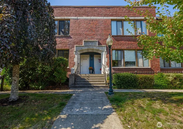 Photo 2 of Condo for sale at 2120 Highland Ave #301, Everett, WA 98201 | MLS# NWM2585933 | Listing updated on 2026-09-26