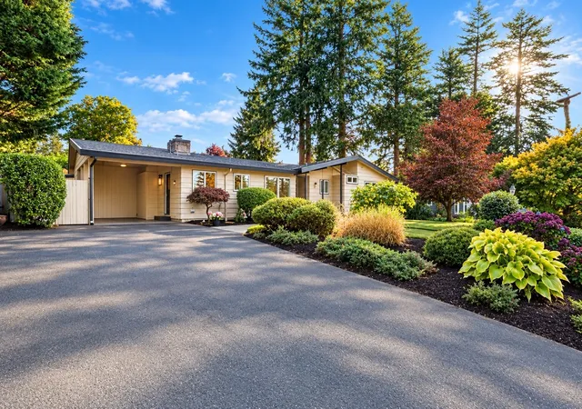 Photo 1 of Single family home for sale at 6633 Ne Arrowhead Dr, Kenmore, WA 98028 | MLS# NWM2585939 | Listing updated on 2026-10-22