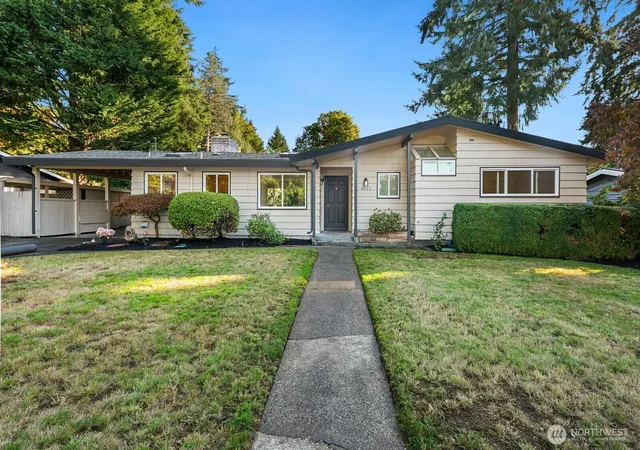 Photo 2 of Single family home for sale at 6633 Ne Arrowhead Dr, Kenmore, WA 98028 | MLS# NWM2585939 | Listing updated on 2026-10-03