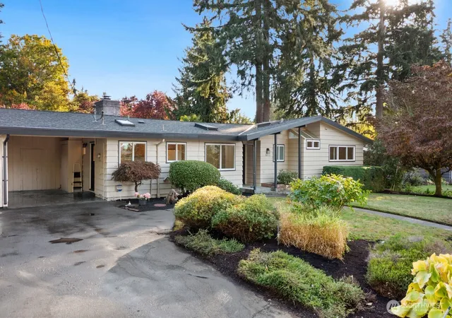 Photo 3 of Single family home for sale at 6633 Ne Arrowhead Dr, Kenmore, WA 98028 | MLS# NWM2585939 | Listing updated on 2026-10-03