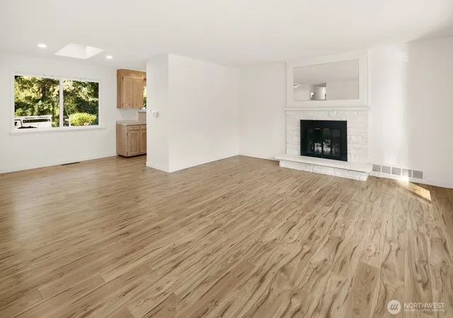Photo 4 of Single family home for sale at 6633 NE Arrowhead Dr, Kenmore, WA 98028 | MLS# NWM2585939 | Listing updated on 2026-10-03