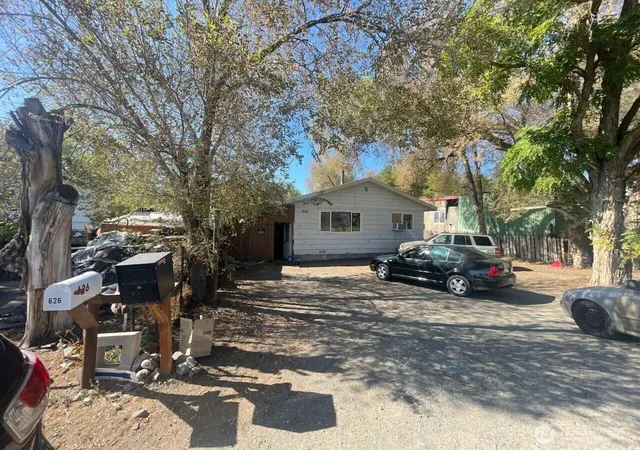 Photo 1 of Single family home for sale at 624 Edmonds St, Omak, WA 98841 | MLS# NWM2585964 | Listing updated on 2026-09-30