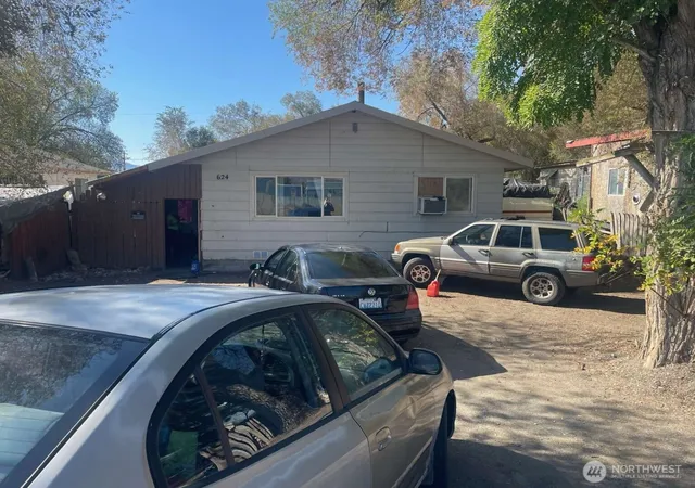 Photo 2 of Single family home for sale at 624 Edmonds St, Omak, WA 98841 | MLS# NWM2585964 | Listing updated on 2026-09-30