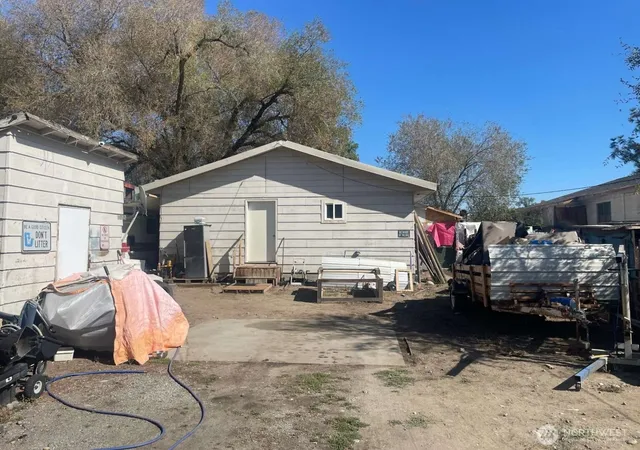 Photo 3 of Single family home for sale at 624 Edmonds St, Omak, WA 98841 | MLS# NWM2585964 | Listing updated on 2026-09-30