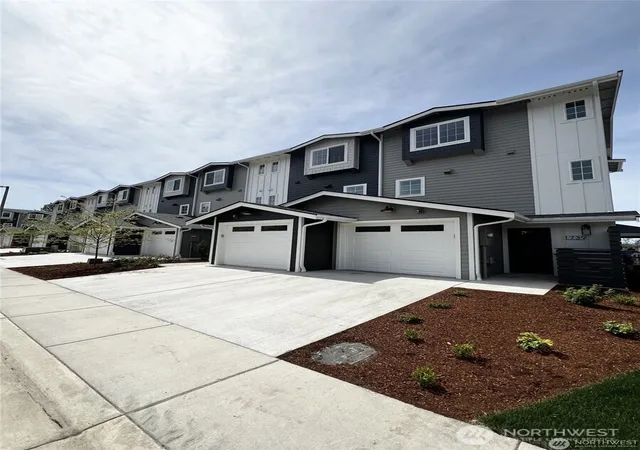 Photo 3 of Townhouse for sale at 1737 Sunup Loop, Bellingham, WA 98226 | MLS# NWM2585976 | Listing updated on 2026-10-07