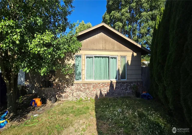 Photo 2 of Single family home for sale at 116 Monterey Dr, Kelso, WA 98626 | MLS# NWM2586000 | Listing updated on 2026-09-28
