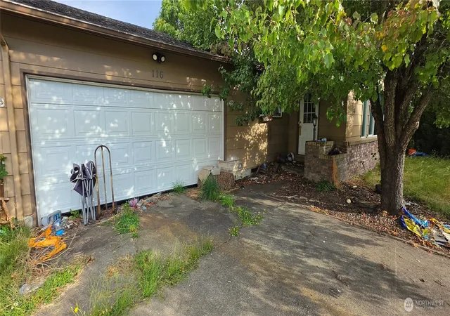 Photo 3 of Single family home for sale at 116 Monterey Dr, Kelso, WA 98626 | MLS# NWM2586000 | Listing updated on 2026-09-28
