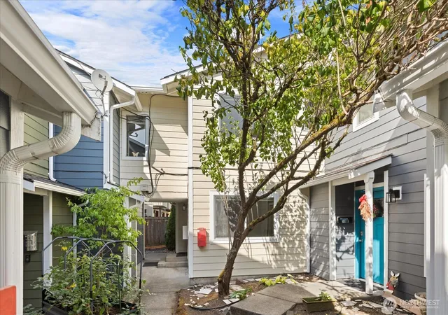 Photo 2 of Townhouse for sale at 116 17th Avenue #D, Seattle, WA 98122 | MLS# NWM2586033 | Listing updated on 2026-10-01