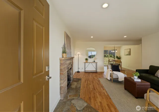 Photo 4 of Sale Pending at 782 Lynnwood Ave NE, Renton, WA 98056 | MLS# NWM2586062 | Listing updated on 2026-09-30