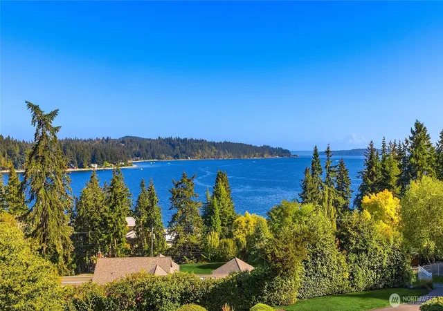 Photo 4 of Sale Pending at 4181 Point White Dr NE, Bainbridge Island, WA 98110 | MLS# NWM2586108 | Listing updated on 2026-09-28