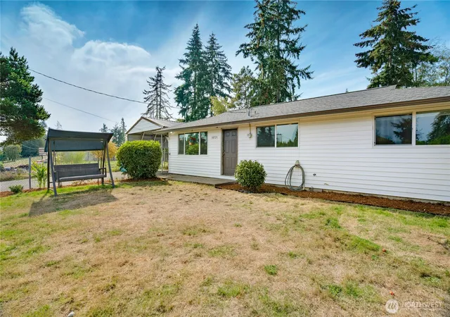 Photo 3 of Single family home for sale at 30521 1st Place SW, Federal Way, WA 98023 | MLS# NWM2586155 | Listing updated on 2026-09-29