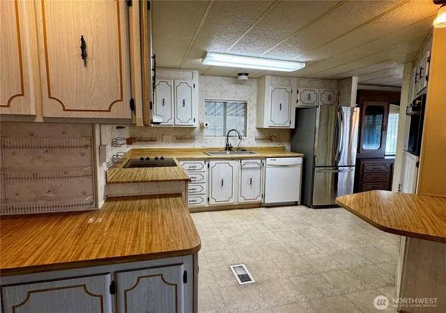 Photo 3 of Manufactured home for sale at 971 SE Scenic View Dr, College Place, WA 99324 | MLS# NWM2586178 | Listing updated on 2026-09-23