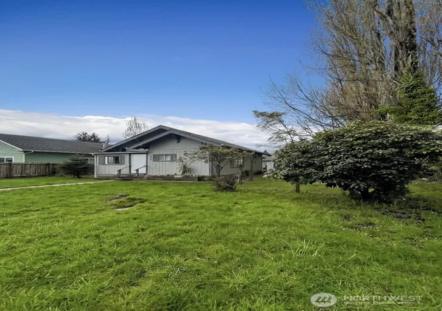 Photo 3 of Single family home for sale at 518 California St, South Bend, WA 98586 | MLS# NWM2586185 | Listing updated on 2026-09-30
