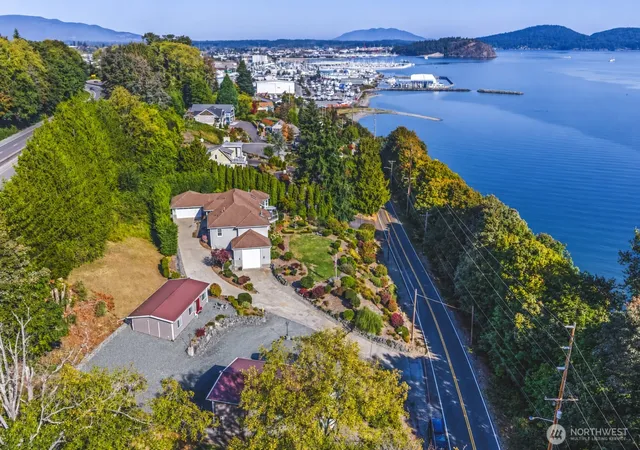 Photo 4 of Single family home for sale at 3904 Fidalgo Bay Rd, Anacortes, WA 98221 | MLS# NWM2586188 | Listing updated on 2026-09-28