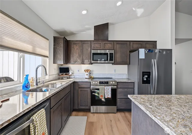 Photo 3 of Single family home for sale at 812 E Casacde St, Othello, WA 99344 | MLS# NWM2586189 | Listing updated on 2026-09-24