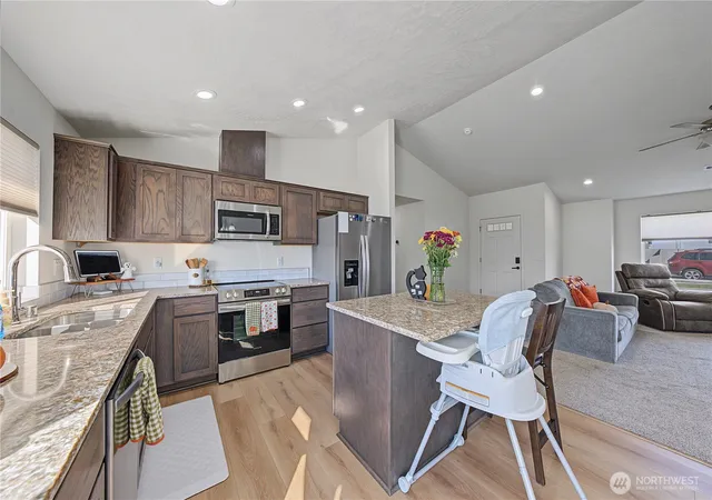 Photo 3 of Single family home for sale at 812 E Casacde St, Othello, WA 99344 | MLS# NWM2586189 | Listing updated on 2026-09-24