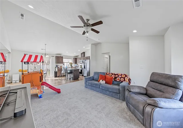 Photo 4 of Single family home for sale at 812 E Casacde St, Othello, WA 99344 | MLS# NWM2586189 | Listing updated on 2026-09-24