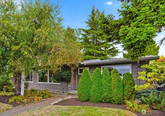 Photo 2 of Sale Pending at 418 2nd Avenue N, Edmonds, WA 98020 | MLS# NWM2586247 | Listing updated on 2026-09-30