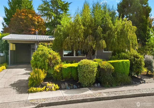 Photo 3 of Sale Pending at 418 2nd Avenue N, Edmonds, WA 98020 | MLS# NWM2586247 | Listing updated on 2026-09-30