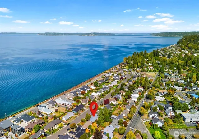 Photo 4 of Sale Pending at 418 2nd Avenue N, Edmonds, WA 98020 | MLS# NWM2586247 | Listing updated on 2026-09-30