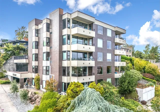Condo for sale at 1605 5th Avenue N #102, Seattle, WA 98109 | MLS# NWM2586287