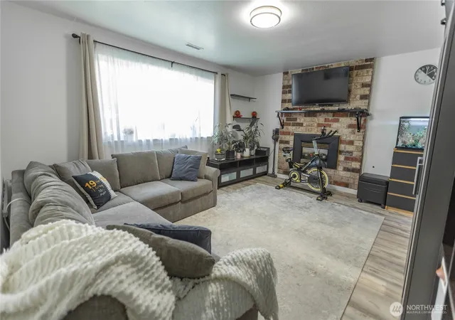 Photo 2 of Sale Pending at 19114 130 Avenue Se, Renton, WA 98058 | MLS# NWM2586290 | Listing updated on 2026-10-02