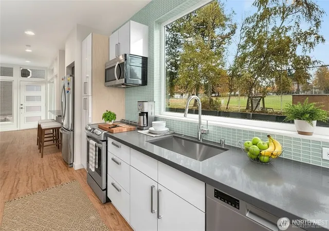 Photo 3 of Single family home for sale at 809 Ne 48th Street, Seattle, WA 98105 | MLS# NWM2586303 | Listing updated on 2026-09-29