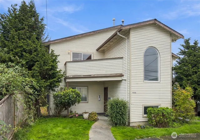 Photo 2 of Condo for sale at 4323 Hoyt Ave #3, Everett, WA 98203 | MLS# NWM2586308 | Listing updated on 2026-10-16