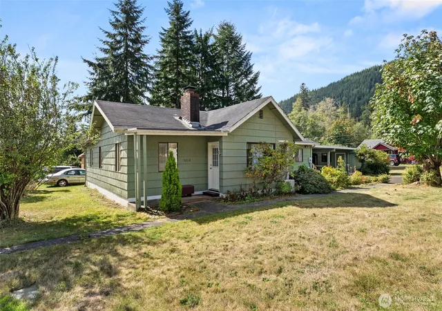 Photo 2 of Single family home for sale at 1212 Riddell St, Raymond, WA 98577 | MLS# NWM2586352 | Listing updated on 2026-09-24