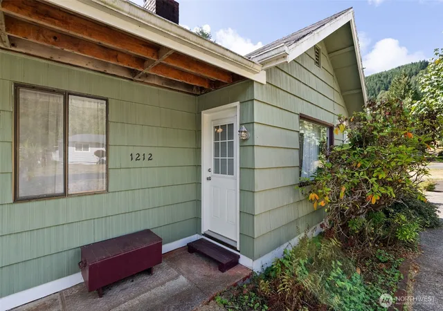 Photo 3 of Single family home for sale at 1212 Riddell St, Raymond, WA 98577 | MLS# NWM2586352 | Listing updated on 2026-09-24