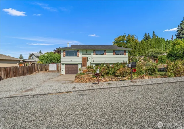 Photo 2 of Single family home for sale at 1711 7th Street Ne, East Wenatchee, WA 98802 | MLS# NWM2586354 | Listing updated on 2026-10-01