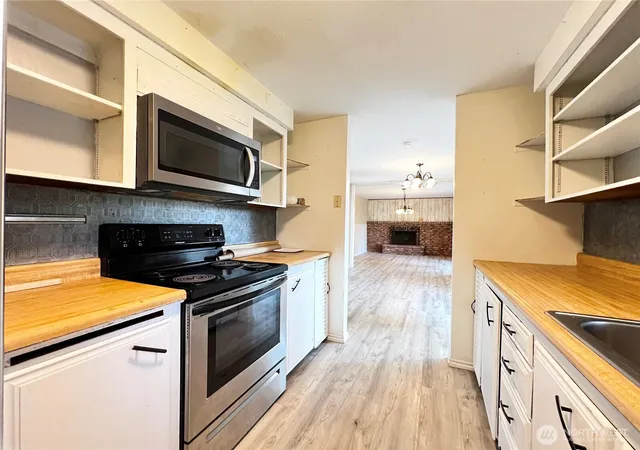 Photo 2 of Sale Pending at 1321 Rancho Pl, Everett, WA 98204 | MLS# NWM2586366 | Listing updated on 2026-10-02