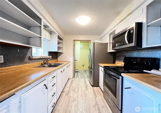 Photo 3 of Sale Pending at 1321 Rancho Pl, Everett, WA 98204 | MLS# NWM2586366 | Listing updated on 2026-10-02
