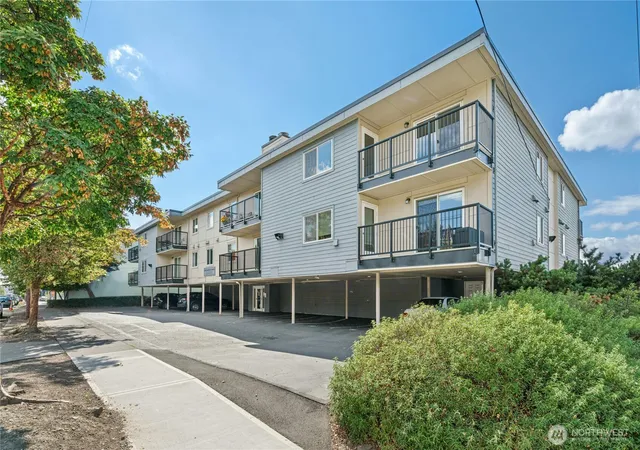 Condo for sale at 9255 Greenwood Ave N #38, Seattle, WA 98103 | MLS# NWM2586407