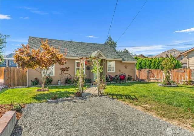 Single family home for sale at 96 Fuller St, Wenatchee, WA 98801 | MLS# NWM2586415